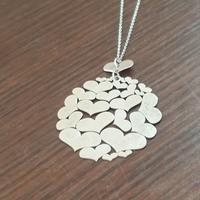 Collana in argento con pendaglio a cuoricini 