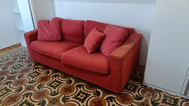 Divano letto rosso con materasso e cuscini