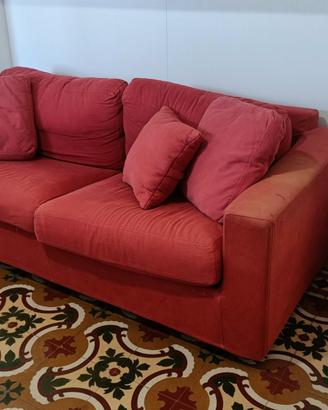 Divano letto rosso con materasso e cuscini