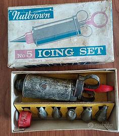 oggetti da cucina antichi del famoso "Nut Brown"