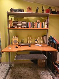 Scrivania Ikea con mensola