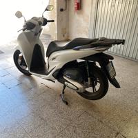 Privato vende moto honda SH 125 pari al nuovo