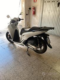 Privato vende moto honda SH 125 pari al nuovo