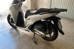 Privato vende moto honda SH 125 pari al nuovo