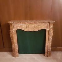 Caminetto antico in marmo