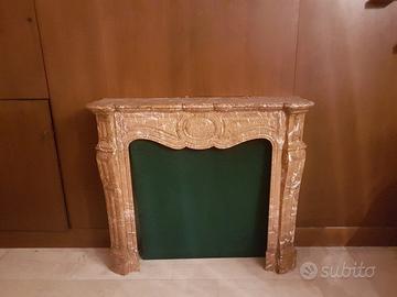 Caminetto antico in marmo