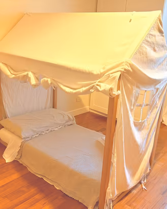 Letto a baldacchino per bambino montessoriano