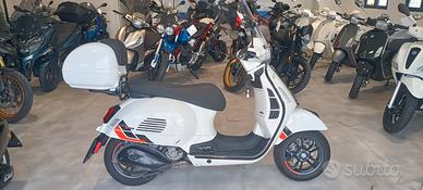 Piaggio Vespa 310 GTS hpe Super Sport Top Case par