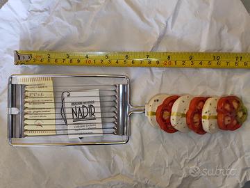 Affetta pomodori e mozzarella