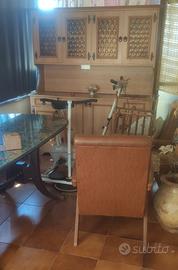 credenza, tavolo + oggetti presenti in foto 