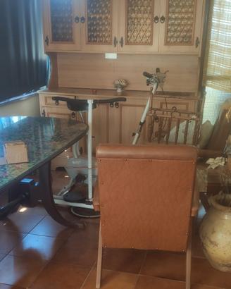 credenza, tavolo + oggetti presenti in foto 