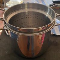 Pentola in acciaio con scolapasta e