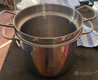 Pentola in acciaio con scolapasta e