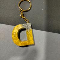 portachiavi in resina lettera D fatto a mano