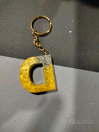 portachiavi in resina lettera D fatto a mano