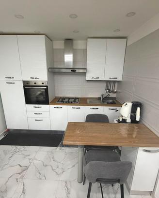 Cucina 3 metri !penisola e tavolo con sedie