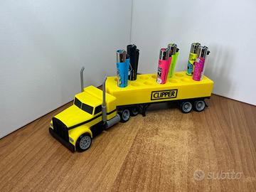 Espositore per accendini Clipper a forma di camion