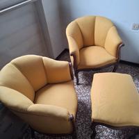 Due poltrone e un poggiapiedi per salottino