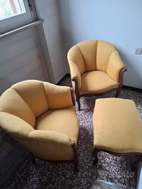 Due poltrone e un poggiapiedi per salottino
