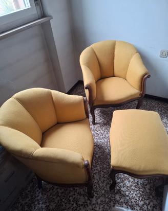 Due poltrone e un poggiapiedi per salottino