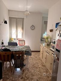 Tavolo 4 sedie e credenza
