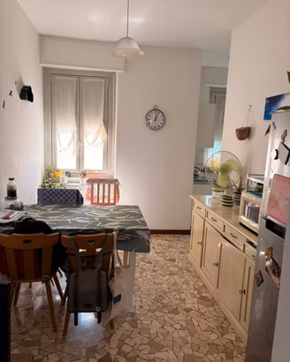 Tavolo 4 sedie e credenza