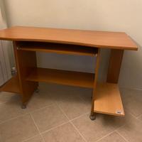 Scrivania con portatastiera estraibile