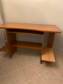 Scrivania con portatastiera estraibile