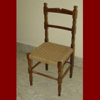 Sedie rustiche in legno con seduta impagliata