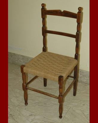 Sedie rustiche in legno con seduta impagliata