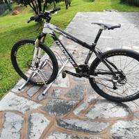 Mountain bike in carbonio 