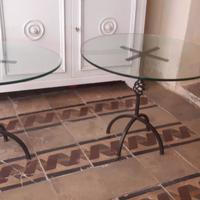 Coppia di comodini in ferro battuto e vetro