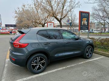 volvo XC40 modello core B3