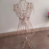 Manichino in ferro battuto rosa.