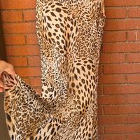 Abito a fantasia con rifiniture in oro