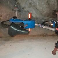 bicicletta decathlon blu e rossa