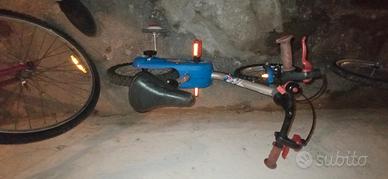 bicicletta decathlon blu e rossa