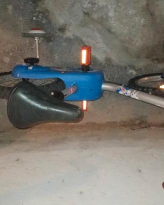 bicicletta decathlon blu e rossa