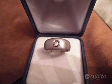 Anello in oro bianco satinato con brillante