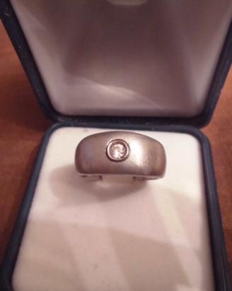 Anello in oro bianco satinato con brillante
