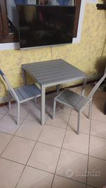 tavolo con sedie da giardino