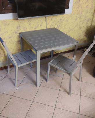 tavolo con sedie da giardino