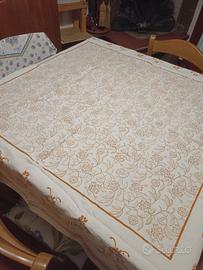 Tovaglia e cuscini stampati a mano
