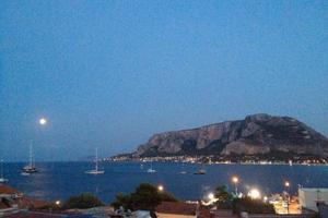 Mondello vicino mare,piazza,spiaggia,