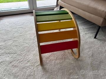 altalena arcobaleno in legno.