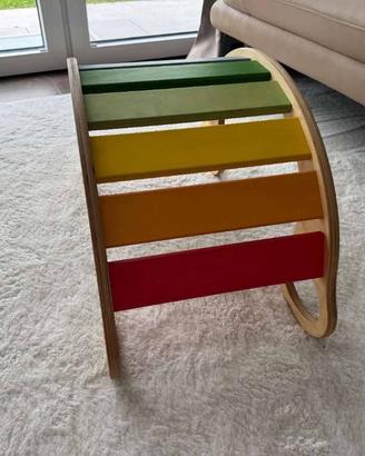 altalena arcobaleno in legno.