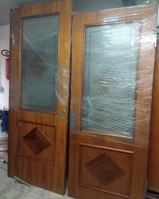 Porta sinistra scorrevole e destra basculante