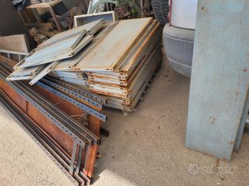 vari scaffali ripiani