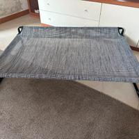 Lettino rialzato per cane