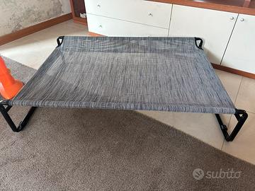 Lettino rialzato per cane